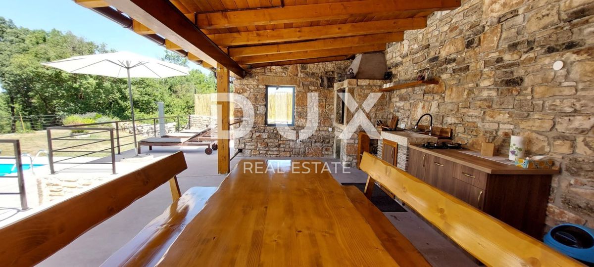 ISTRIA, SVETI LOVREČ – Una villa in pietra autoctona con piscina e 5000 m² di proprietà privata