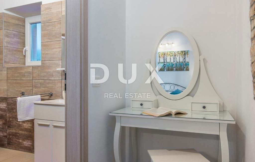 ISTRIA, SVETI LOVREČ – Una villa in pietra autoctona con piscina e 5000 m² di proprietà privata