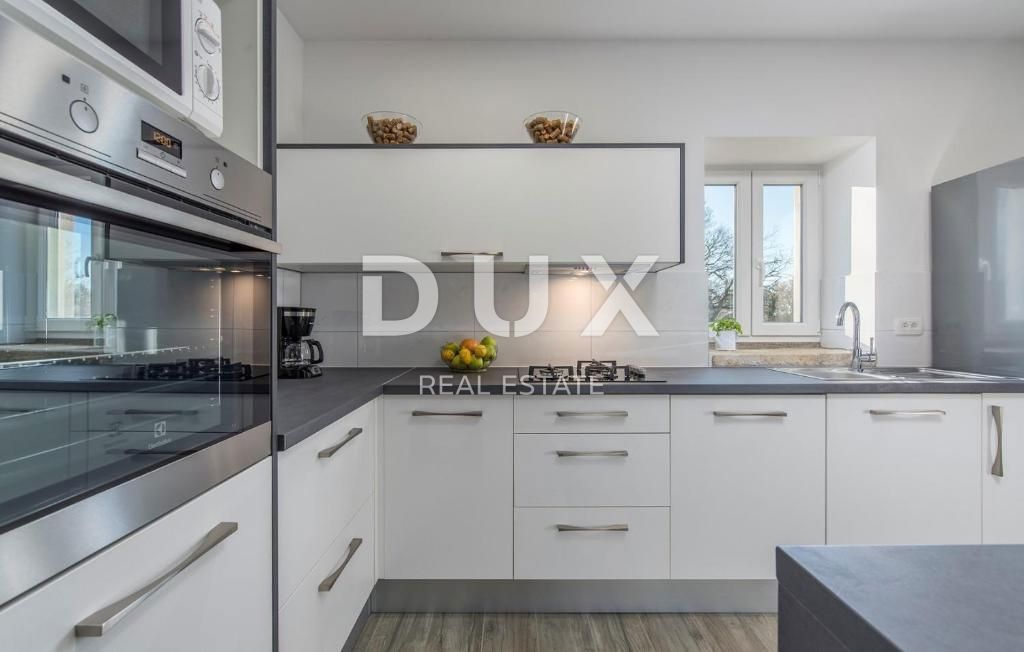 ISTRIA, SVETI LOVREČ – Una villa in pietra autoctona con piscina e 5000 m² di proprietà privata