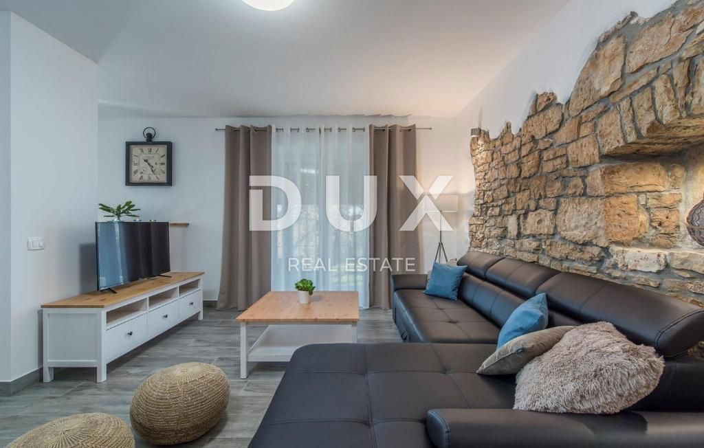 ISTRIA, SVETI LOVREČ – Una villa in pietra autoctona con piscina e 5000 m² di proprietà privata