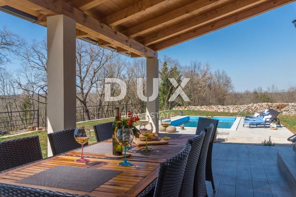ISTRIA, SVETI LOVREČ – Una villa in pietra autoctona con piscina e 5000 m² di proprietà privata