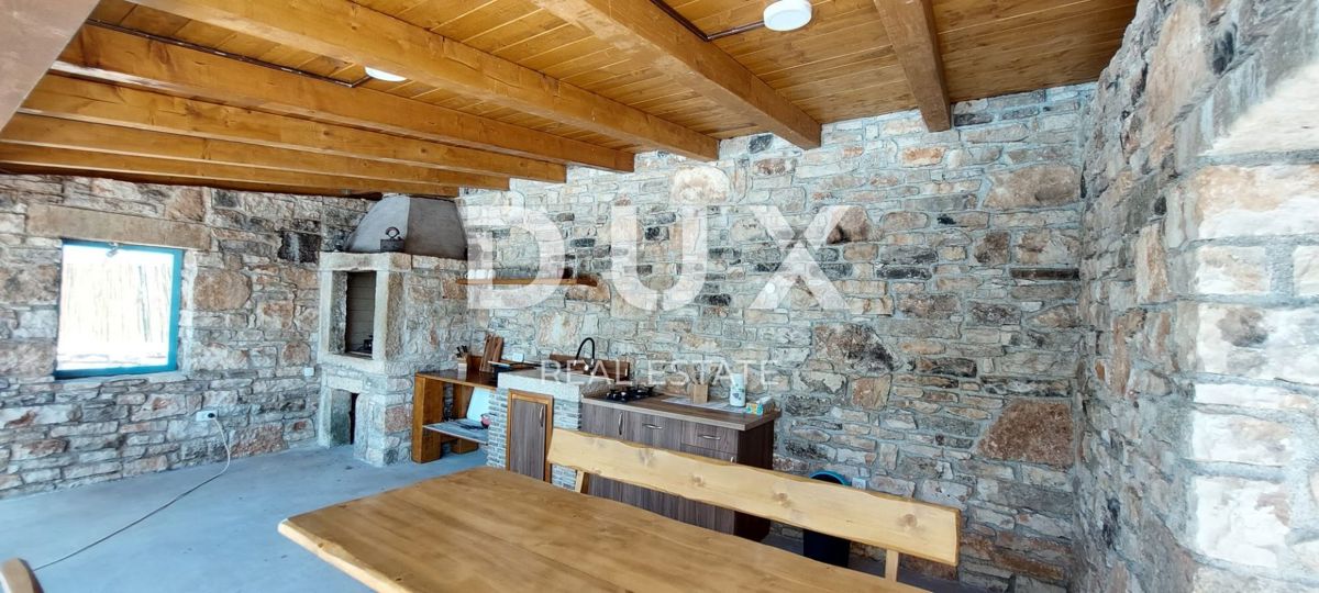 ISTRIA, SVETI LOVREČ – Una villa in pietra autoctona con piscina e 5000 m² di proprietà privata