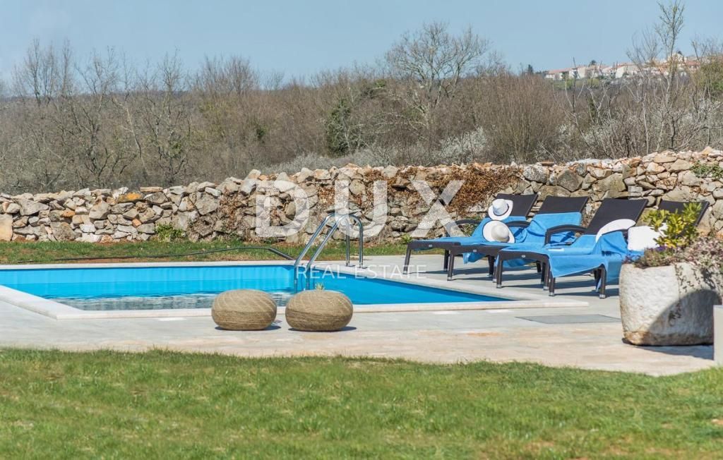 ISTRIA, SVETI LOVREČ – Una villa in pietra autoctona con piscina e 5000 m² di proprietà privata