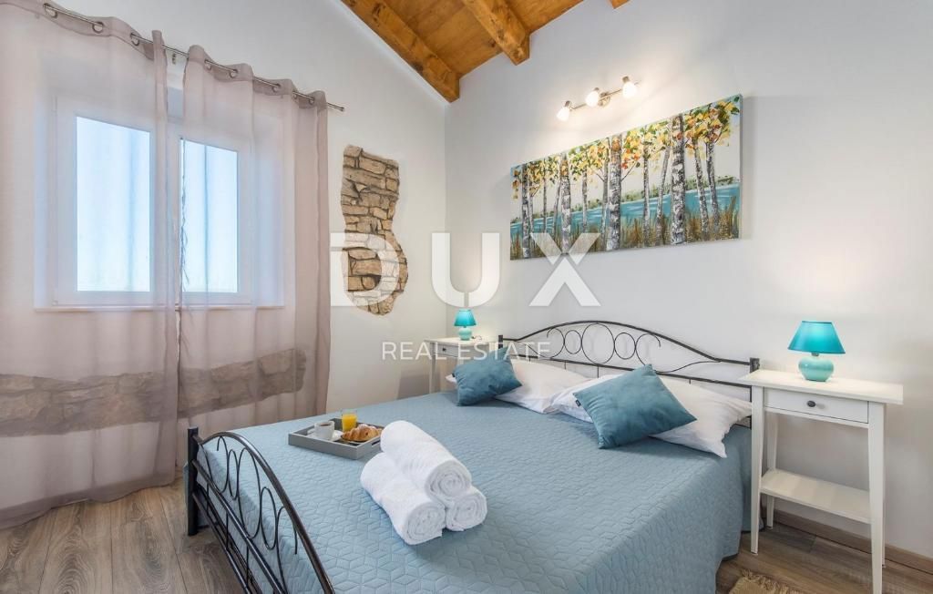 ISTRIA, SVETI LOVREČ – Una villa in pietra autoctona con piscina e 5000 m² di proprietà privata