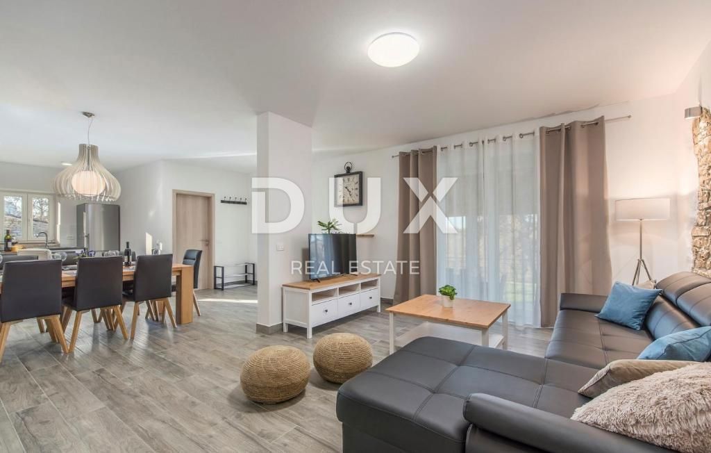 ISTRIA, SVETI LOVREČ – Una villa in pietra autoctona con piscina e 5000 m² di proprietà privata