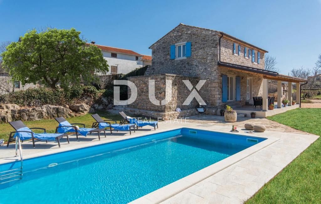 ISTRIA, SVETI LOVREČ – Una villa in pietra autoctona con piscina e 5000 m² di proprietà privata