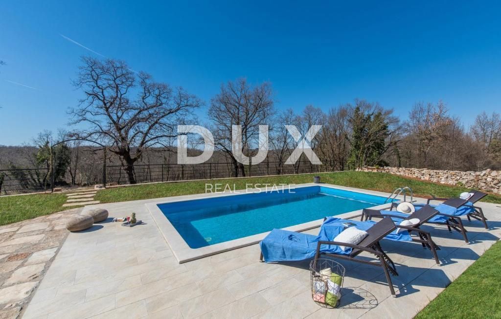 ISTRIA, SVETI LOVREČ – Una villa in pietra autoctona con piscina e 5000 m² di proprietà privata