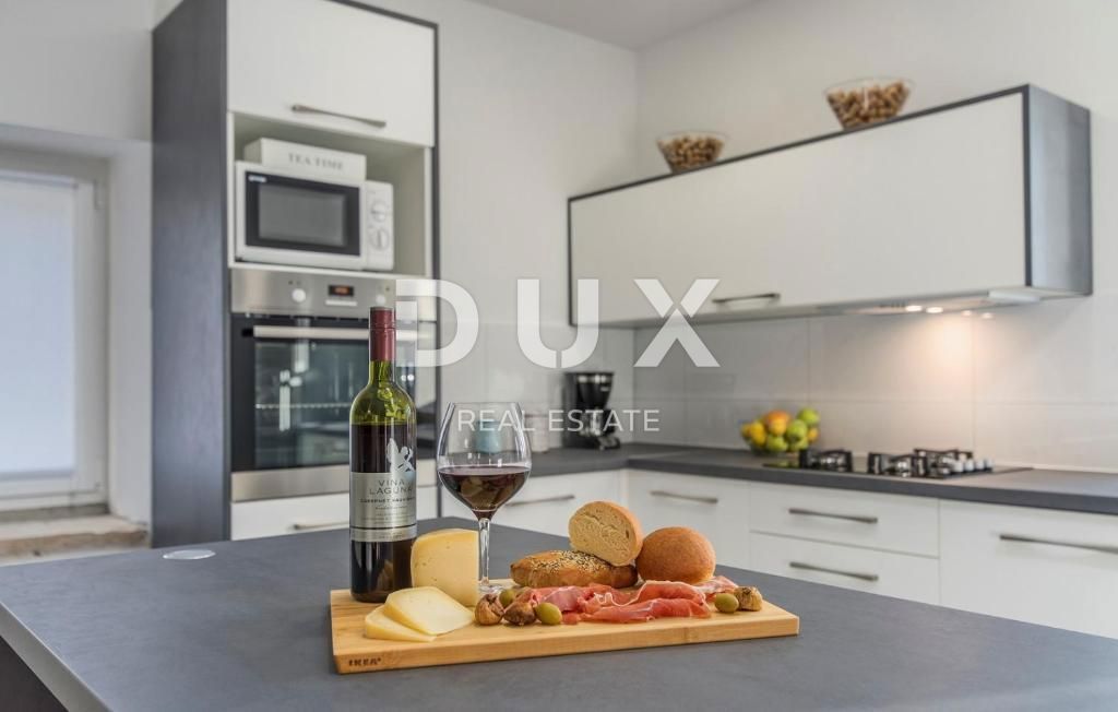 ISTRIA, SVETI LOVREČ – Una villa in pietra autoctona con piscina e 5000 m² di proprietà privata