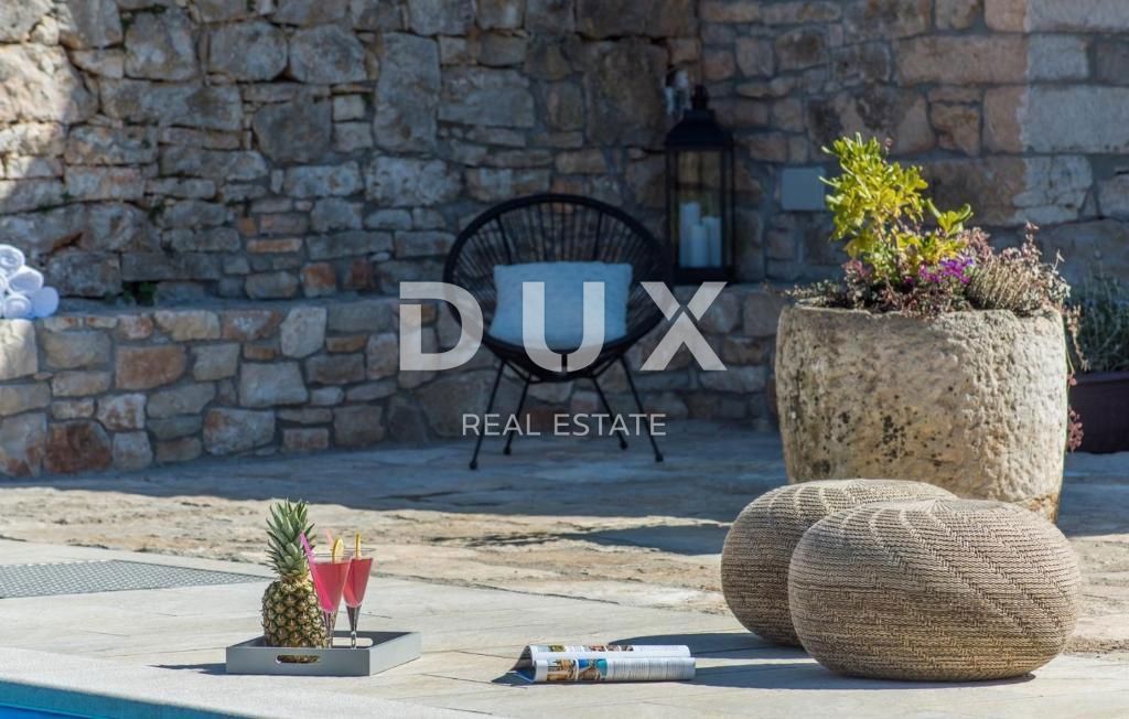 ISTRIA, SVETI LOVREČ – Una villa in pietra autoctona con piscina e 5000 m² di proprietà privata