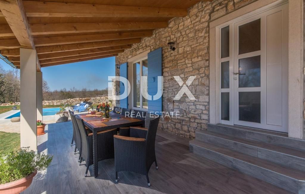 ISTRIA, SVETI LOVREČ – Una villa in pietra autoctona con piscina e 5000 m² di proprietà privata