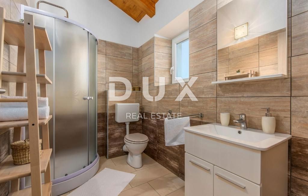 ISTRIA, SVETI LOVREČ – Una villa in pietra autoctona con piscina e 5000 m² di proprietà privata