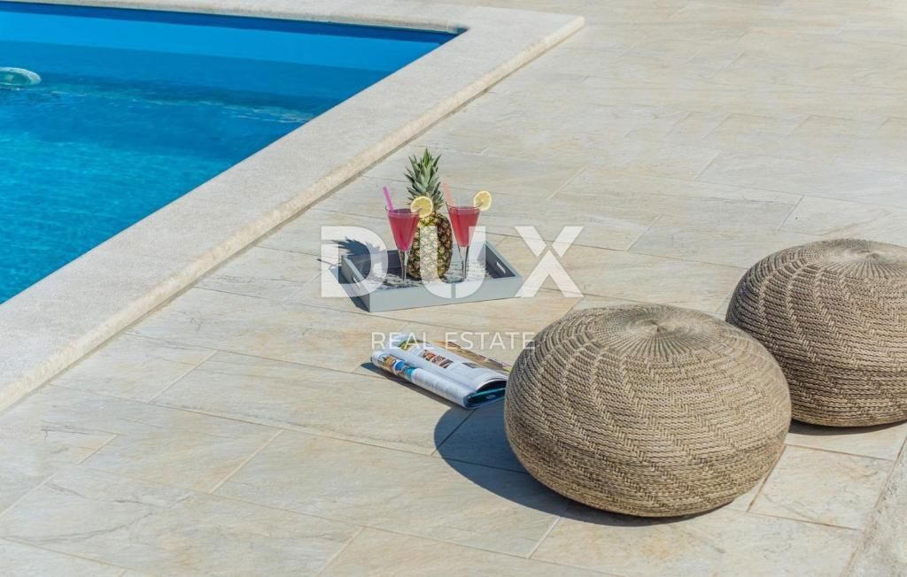 ISTRIA, SVETI LOVREČ – Una villa in pietra autoctona con piscina e 5000 m² di proprietà privata