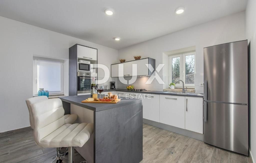 ISTRIA, SVETI LOVREČ – Una villa in pietra autoctona con piscina e 5000 m² di proprietà privata