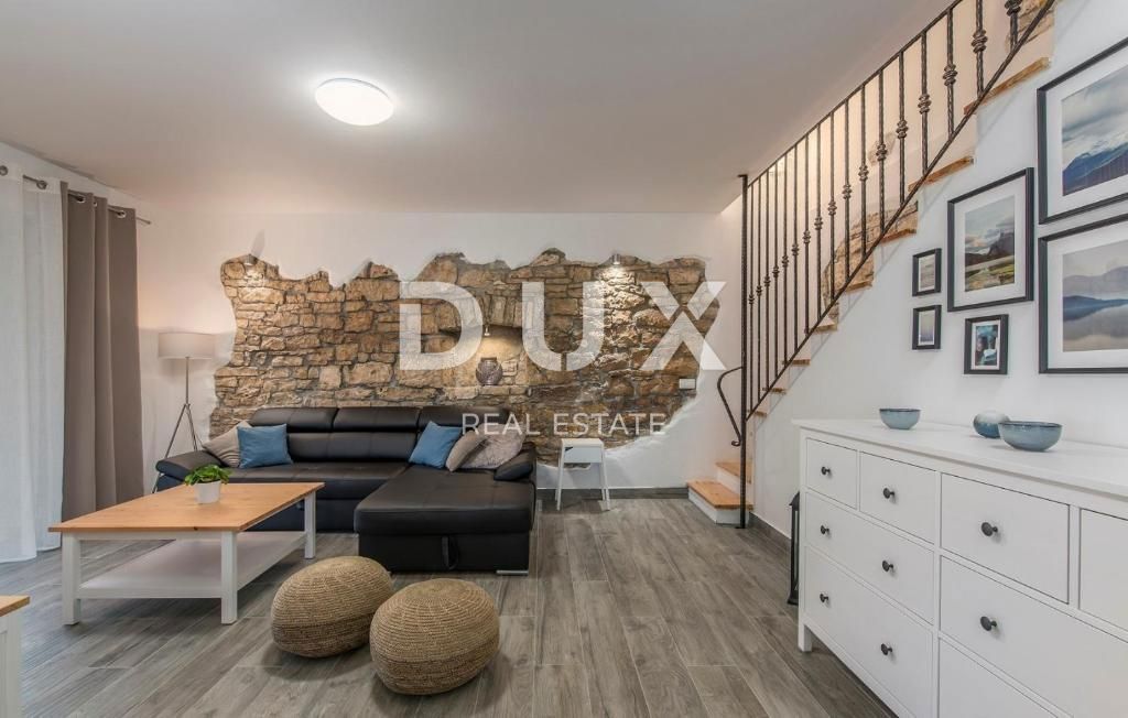 ISTRIA, SVETI LOVREČ – Una villa in pietra autoctona con piscina e 5000 m² di proprietà privata