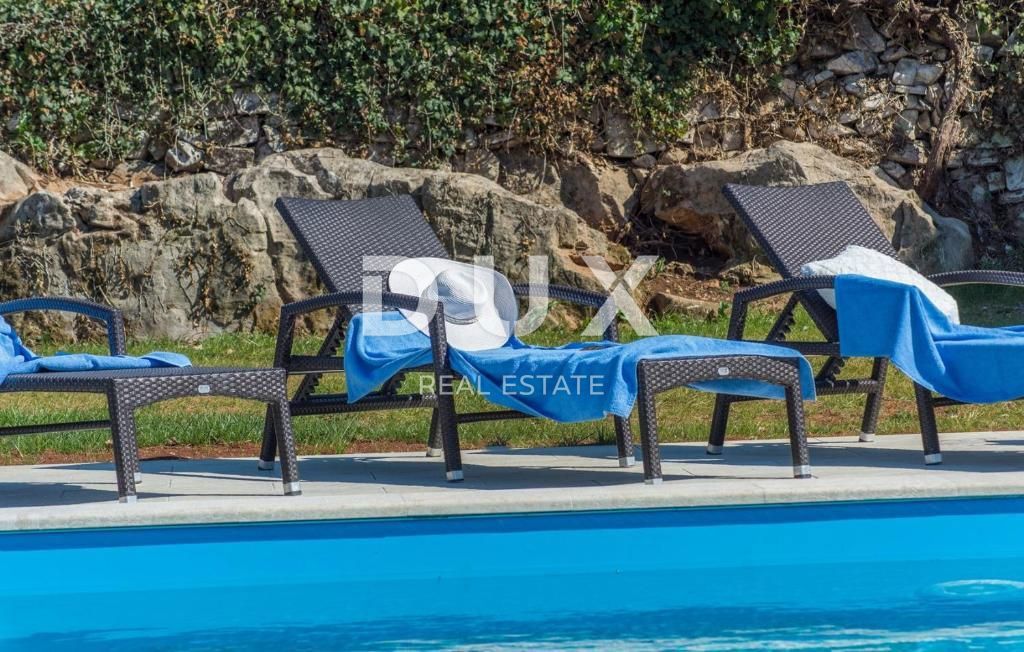ISTRIA, SVETI LOVREČ – Una villa in pietra autoctona con piscina e 5000 m² di proprietà privata
