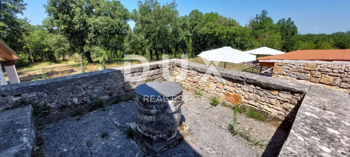 ISTRIA, SVETI LOVREČ – Una villa in pietra autoctona con piscina e 5000 m² di proprietà privata
