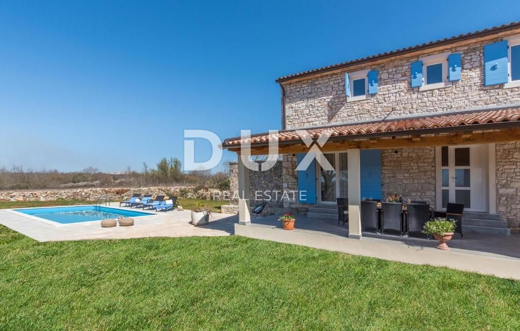 ISTRIA, SVETI LOVREČ – Una villa in pietra autoctona con piscina e 5000 m² di proprietà privata