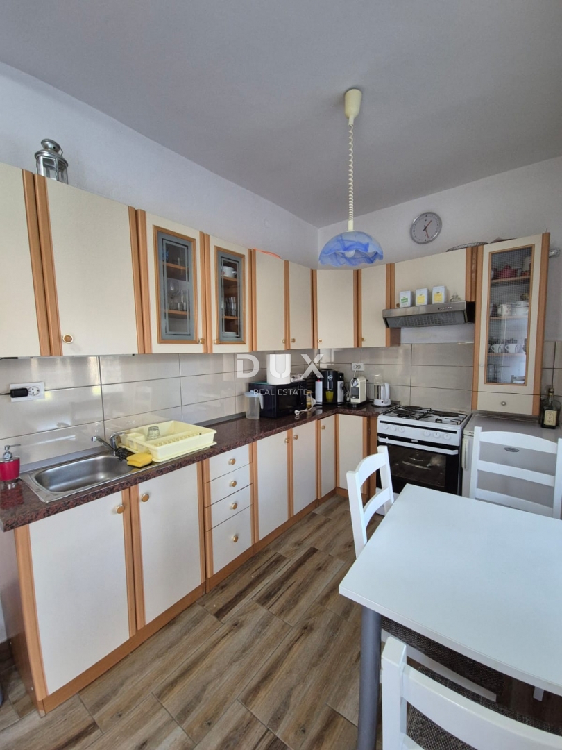 OBROVAC, KARIN - OCCASIONE! Spazioso appartamento a 150 m dalla spiaggia!