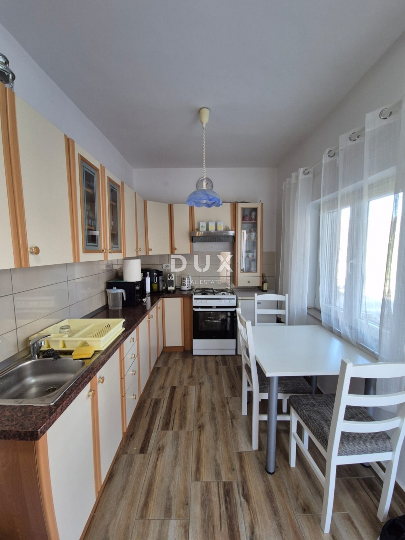 OBROVAC, KARIN - OCCASIONE! Spazioso appartamento a 150 m dalla spiaggia!