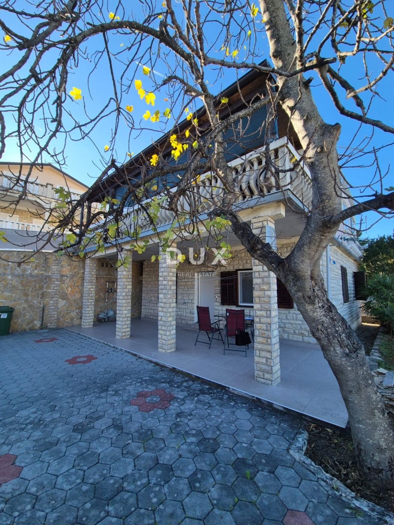 OBROVAC, KARIN - OCCASIONE! Spazioso appartamento a 150 m dalla spiaggia!