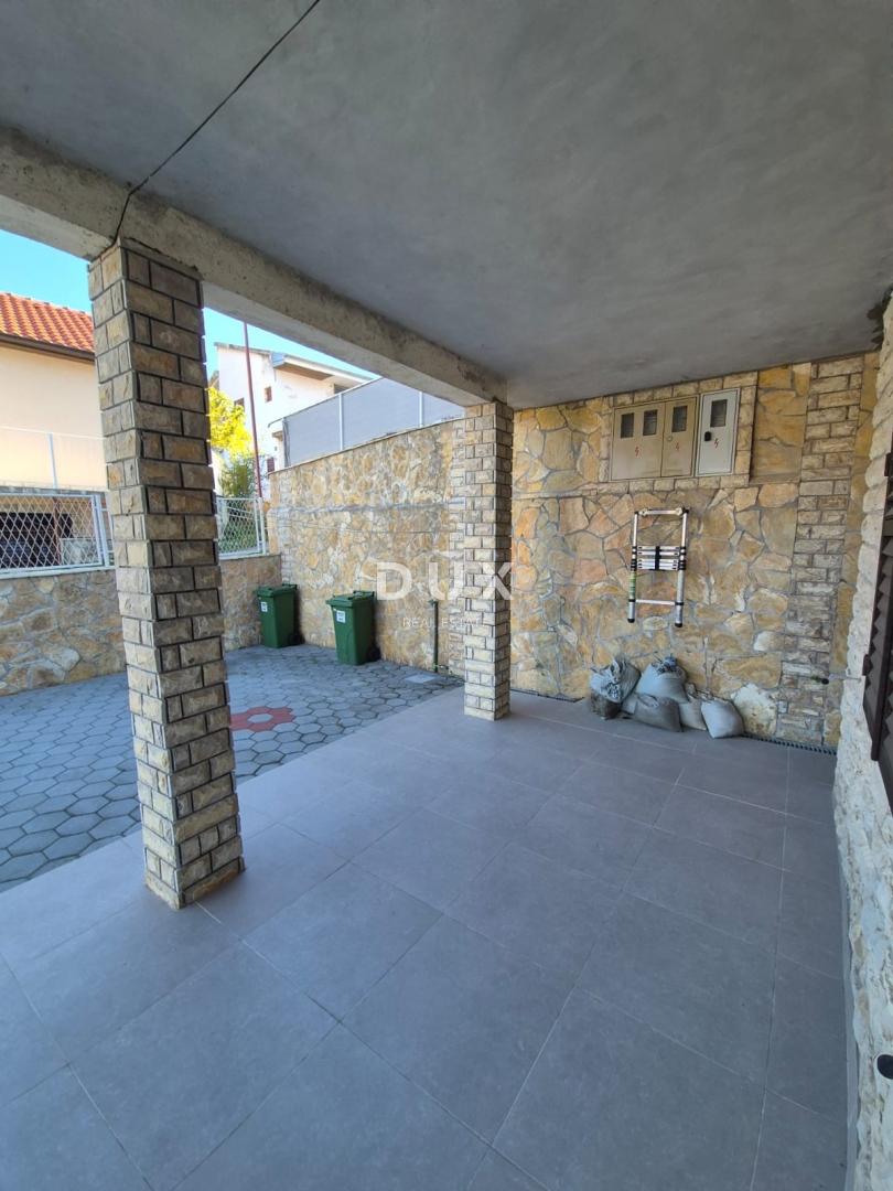 OBROVAC, KARIN - OCCASIONE! Spazioso appartamento a 150 m dalla spiaggia!