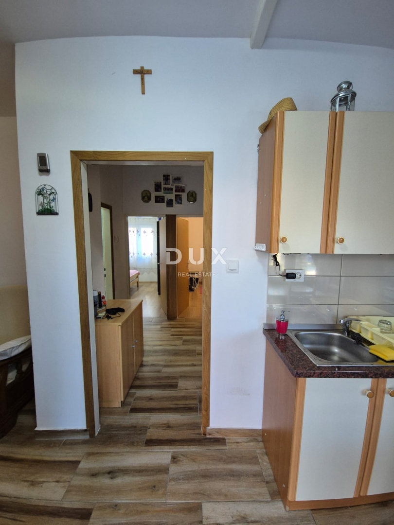 OBROVAC, KARIN - OCCASIONE! Spazioso appartamento a 150 m dalla spiaggia!