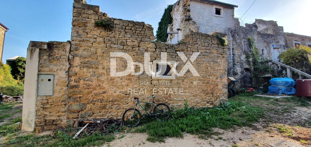 ISTRIA, MOMIANO – Edifici in pietra da ristrutturare con viste suggestive