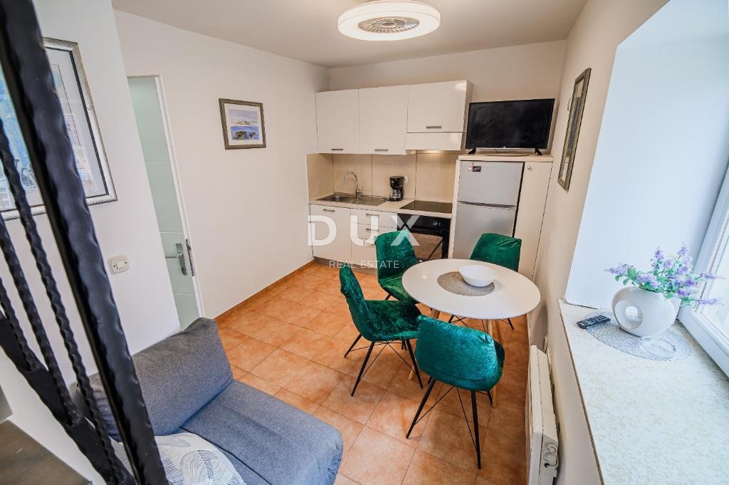 ISTRIA, UMAGO – Autentica casa in pietra a 20 m dal mare