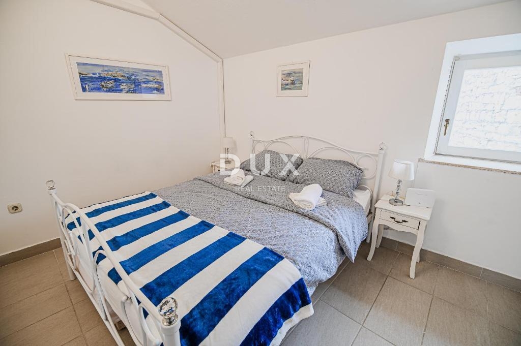 ISTRIA, UMAGO – Autentica casa in pietra a 20 m dal mare