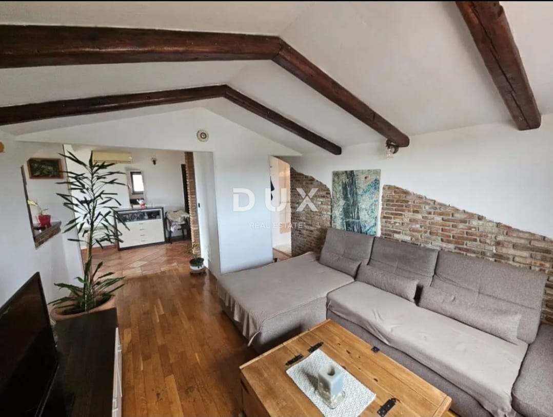 ISTRIA, PARENZO (zona limitrofa) - Spazioso appartamento con due camere da letto al terzo piano con vista mare!