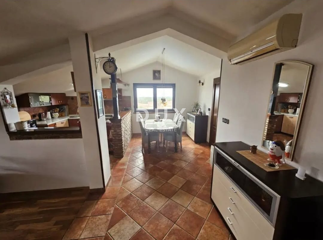 ISTRIA, PARENZO (zona limitrofa) - Spazioso appartamento con due camere da letto al terzo piano con vista mare!