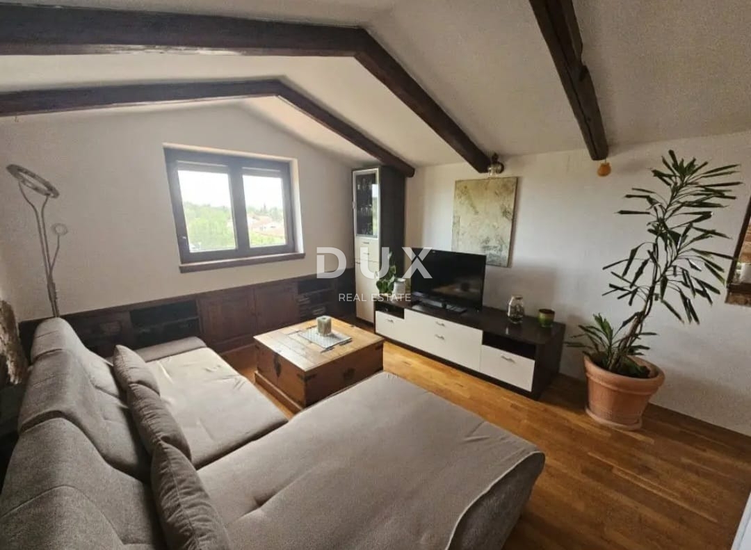 ISTRIA, PARENZO (zona limitrofa) - Spazioso appartamento con due camere da letto al terzo piano con vista mare!