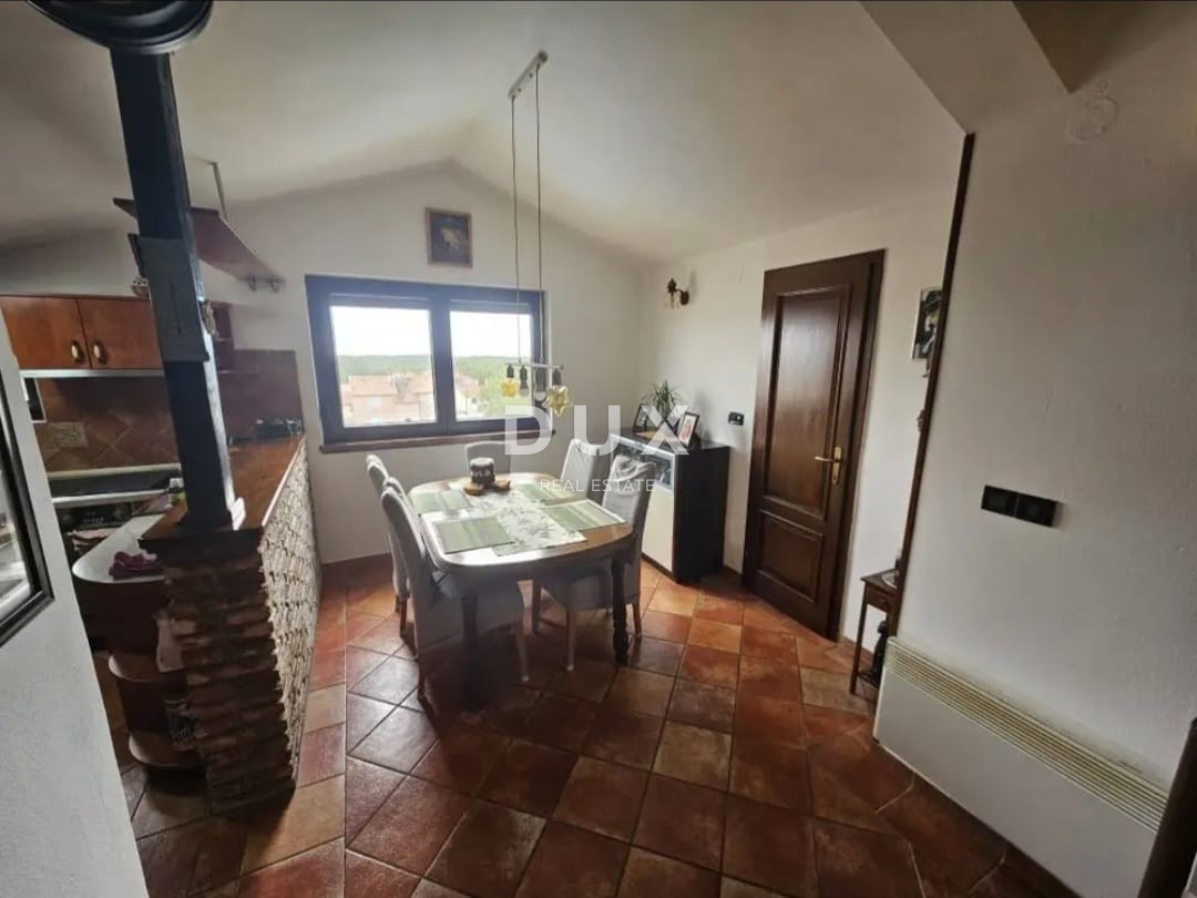 ISTRIA, PARENZO (zona limitrofa) - Spazioso appartamento con due camere da letto al terzo piano con vista mare!