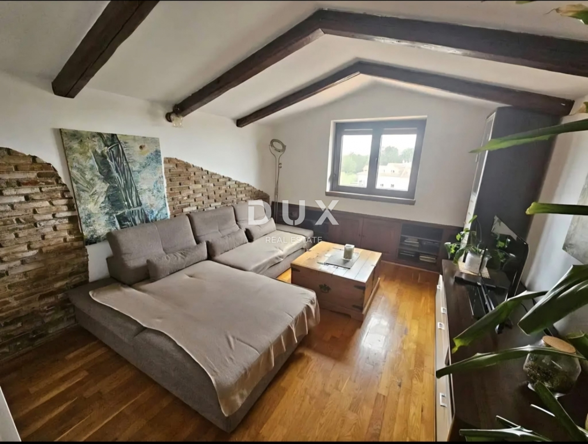 ISTRIA, PARENZO (zona limitrofa) - Spazioso appartamento con due camere da letto al terzo piano con vista mare!