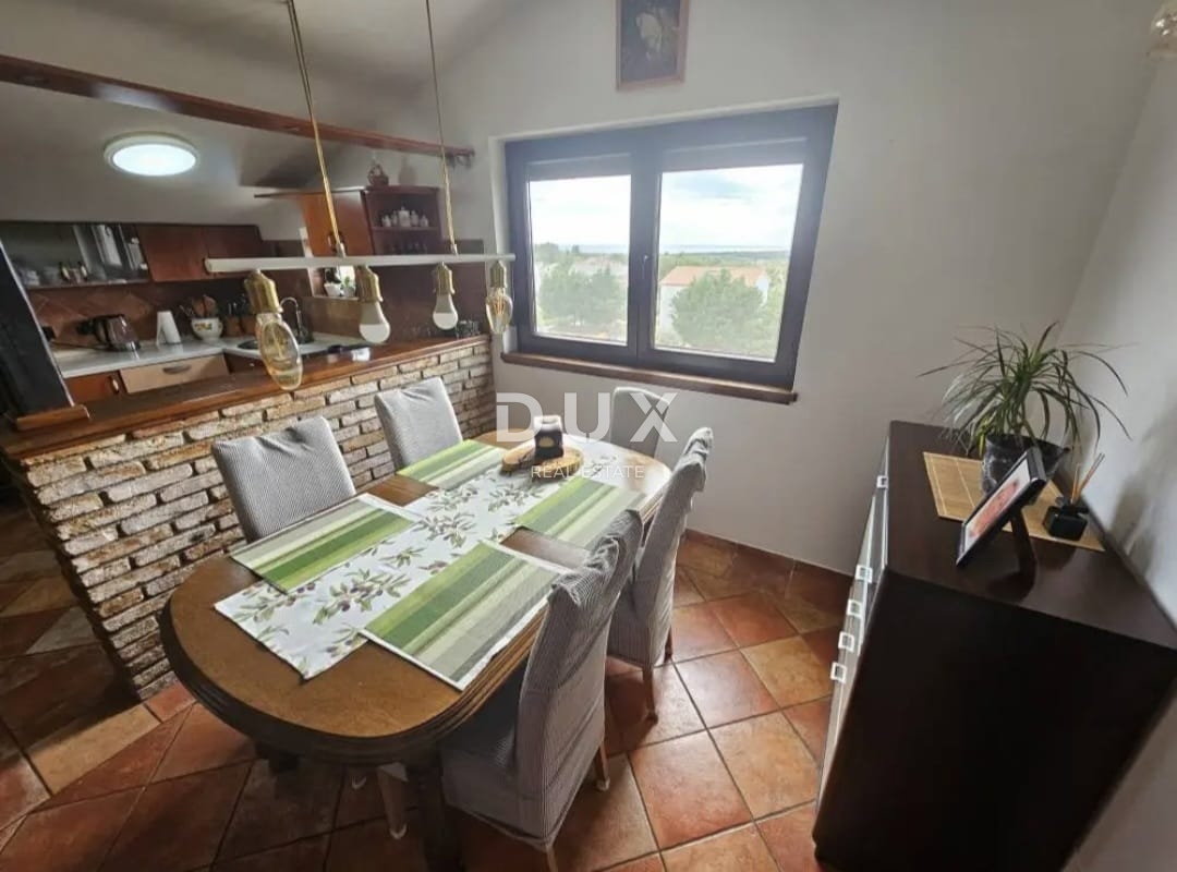 ISTRIA, PARENZO (zona limitrofa) - Spazioso appartamento con due camere da letto al terzo piano con vista mare!