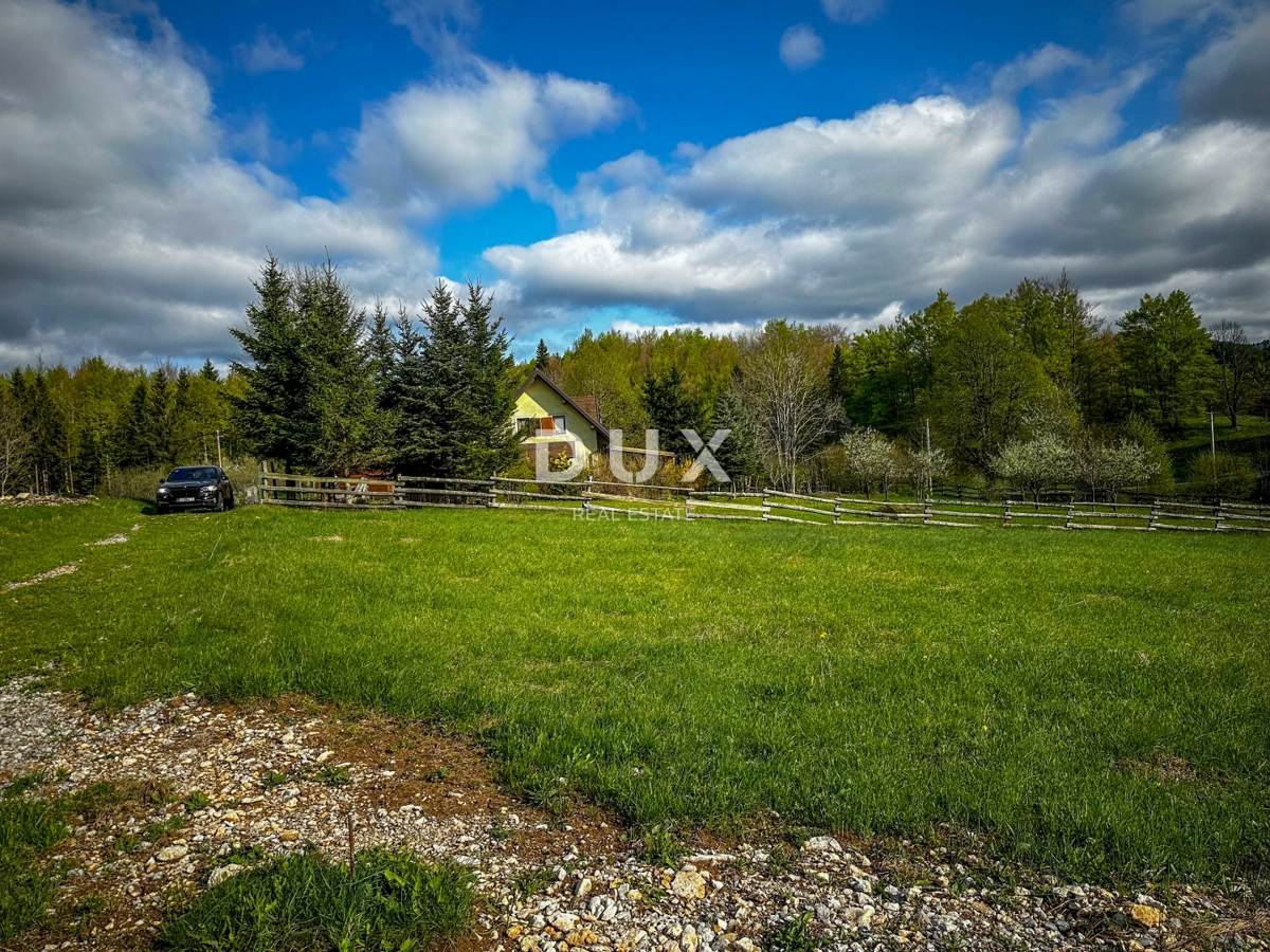 RAVNA GORA, STARI LAZ – terreno edificabile di 1.204 m² per la costruzione di due case vacanze con piscina