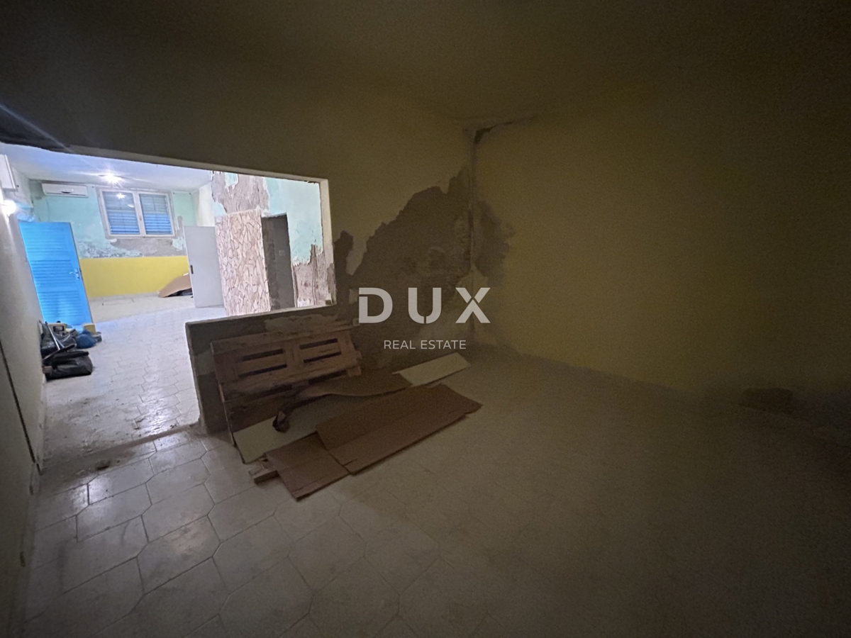 ŠIBENIK, PIROVAC – Appartamento da ristrutturare a 40 m dal mare