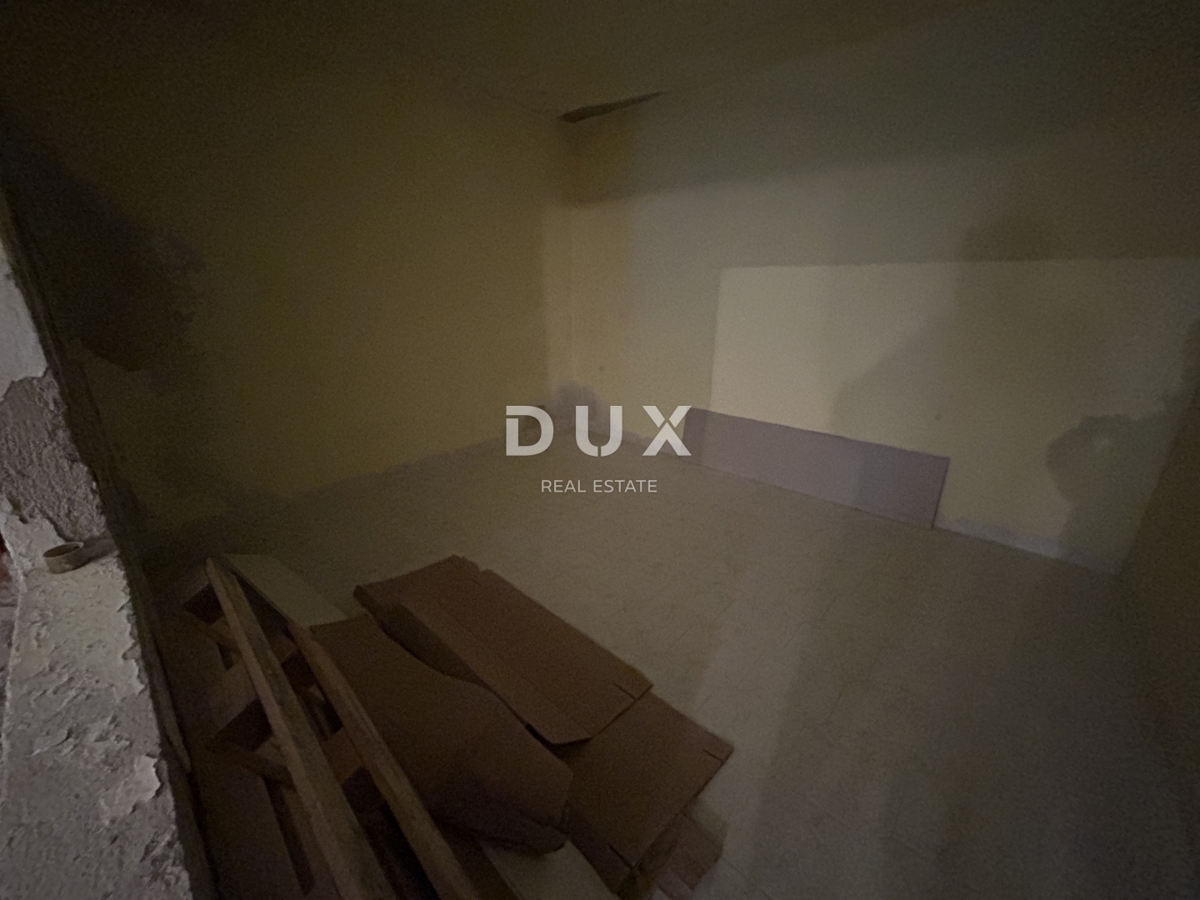 ŠIBENIK, PIROVAC – Appartamento da ristrutturare a 40 m dal mare