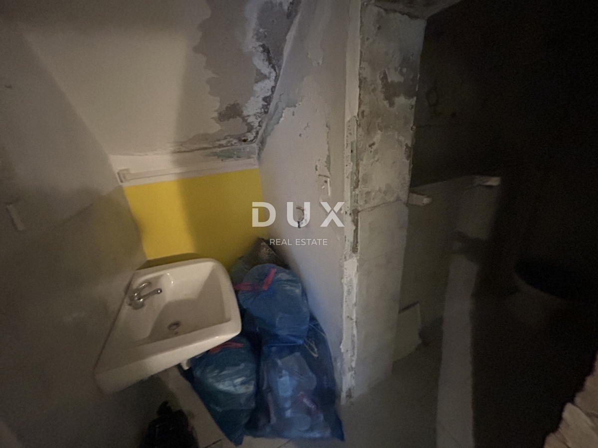 ŠIBENIK, PIROVAC – Appartamento da ristrutturare a 40 m dal mare