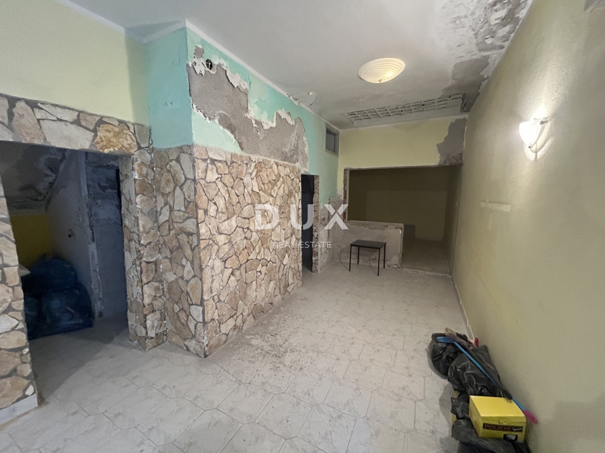 ŠIBENIK, PIROVAC – Appartamento da ristrutturare a 40 m dal mare