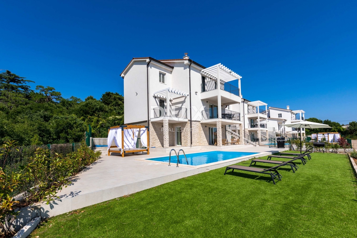 ISTRIA, RABAC - Ampia casa con piscina e vista mare