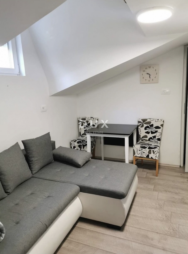 LOVRAN, CENTRO - appartamento nell'alto sottotetto di un'antica villa!