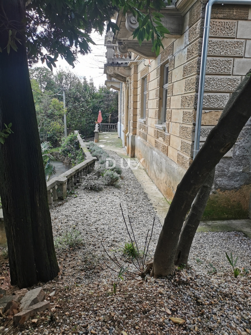 LOVRAN, CENTRO - appartamento nell'alto sottotetto di un'antica villa!