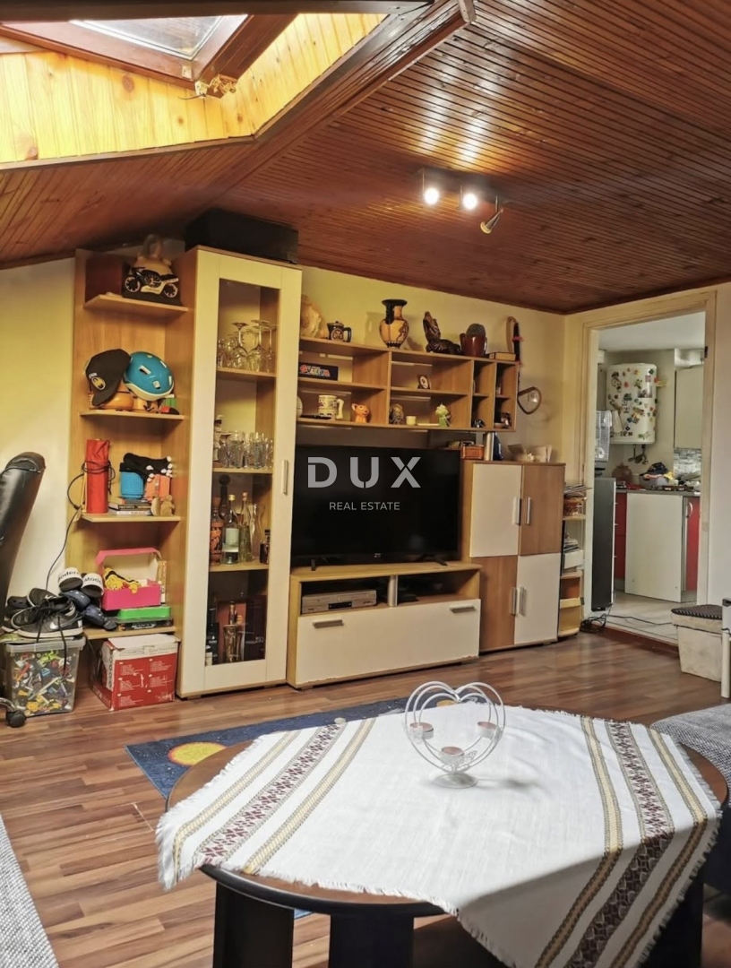 LOVRAN, CENTRO - appartamento nell'alto sottotetto di un'antica villa!