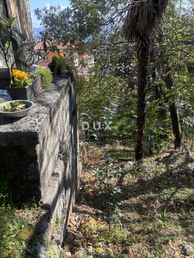 LOVRAN, CENTRO - appartamento nell'alto sottotetto di un'antica villa!