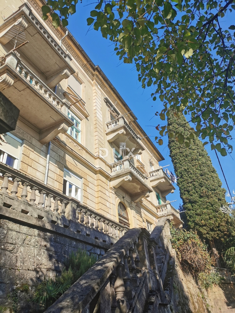 LOVRAN, CENTRO - appartamento nell'alto sottotetto di un'antica villa!