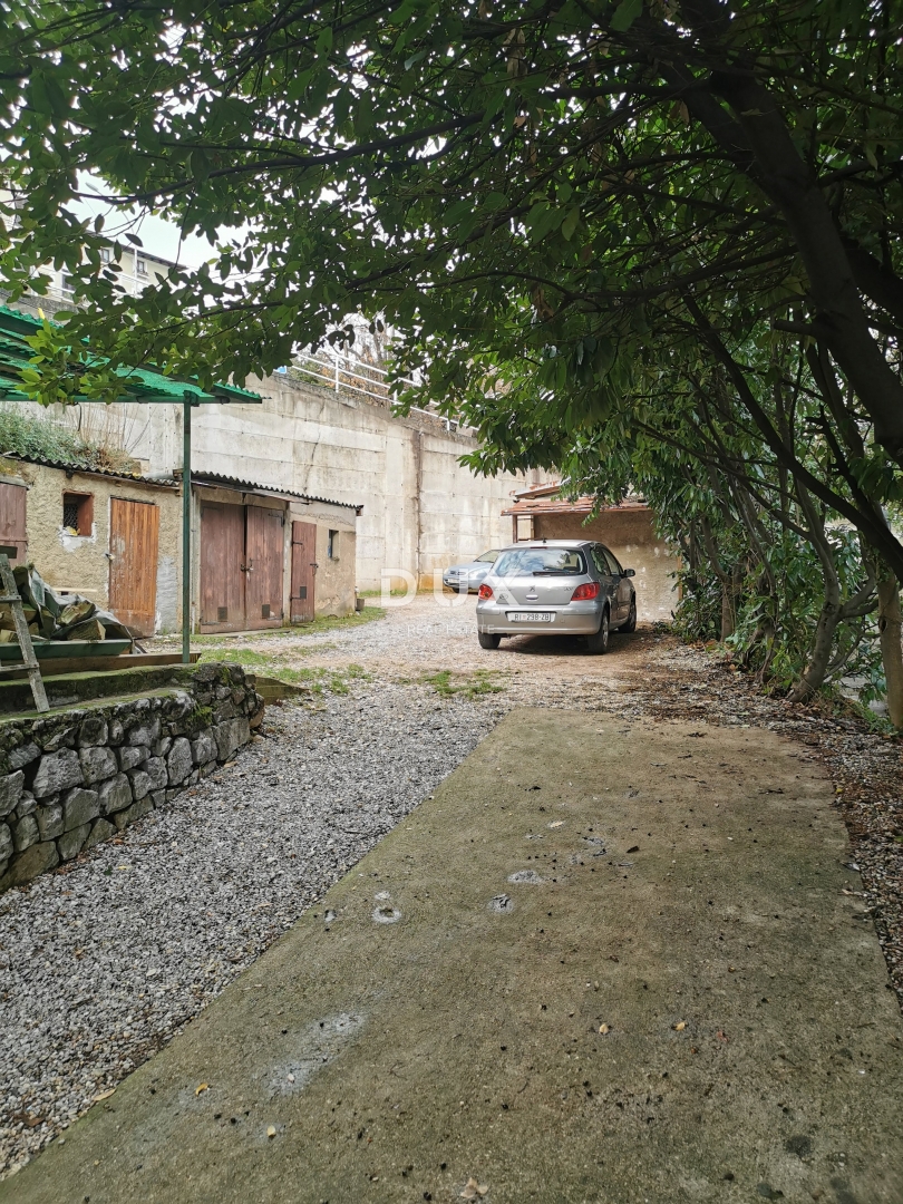 LOVRAN, CENTRO - appartamento nell'alto sottotetto di un'antica villa!