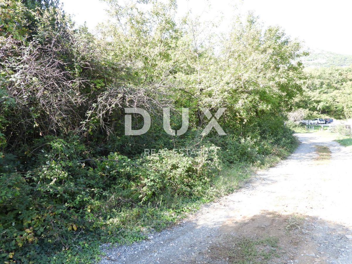 BAKAR, CENTRO - terreno edificabile nel cuore di Bakar, 1.300 m2 con vista mare, ideale per la costruzione di un edificio residenziale - appartamenti / casa unifamiliare / villa! UN'OCCASIONE IMPERDIBILE!