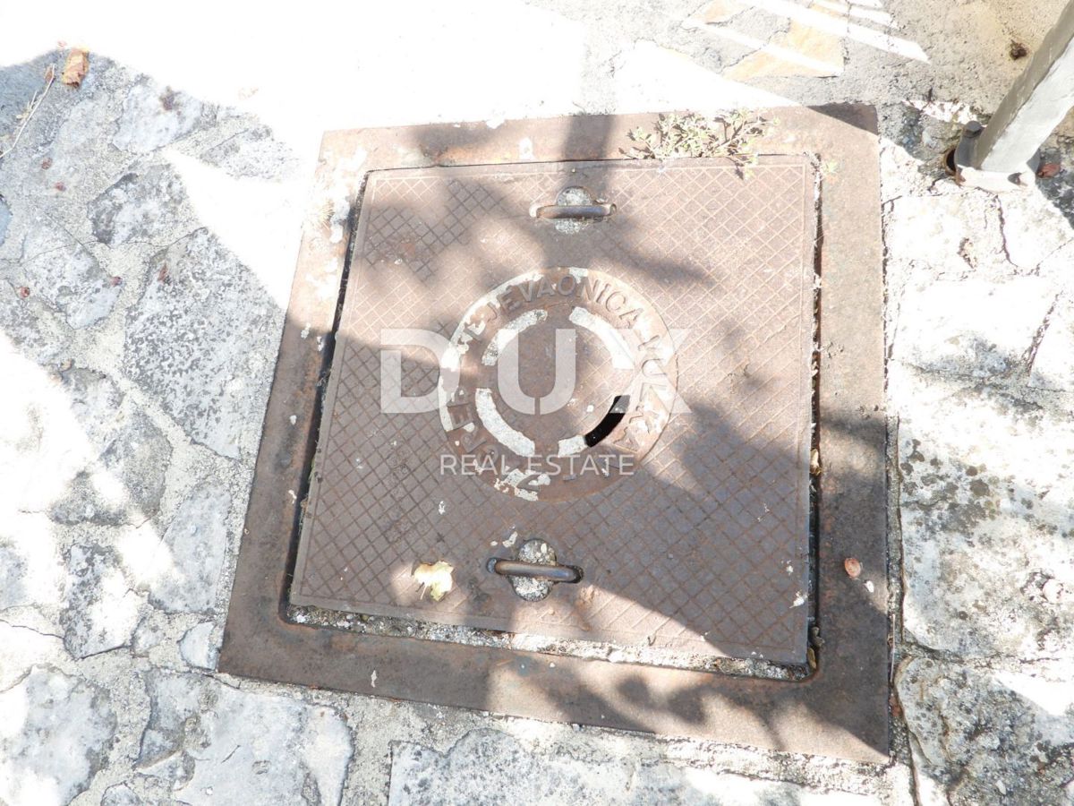 BAKAR, CENTRO - terreno edificabile nel cuore di Bakar, 1.300 m2 con vista mare, ideale per la costruzione di un edificio residenziale - appartamenti / casa unifamiliare / villa! UN'OCCASIONE IMPERDIBILE!