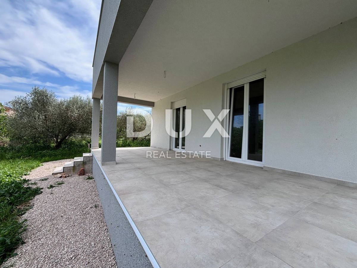 ISOLA DI PAŠMAN, TKON - Casa a due piani con vista mare in pessime condizioni